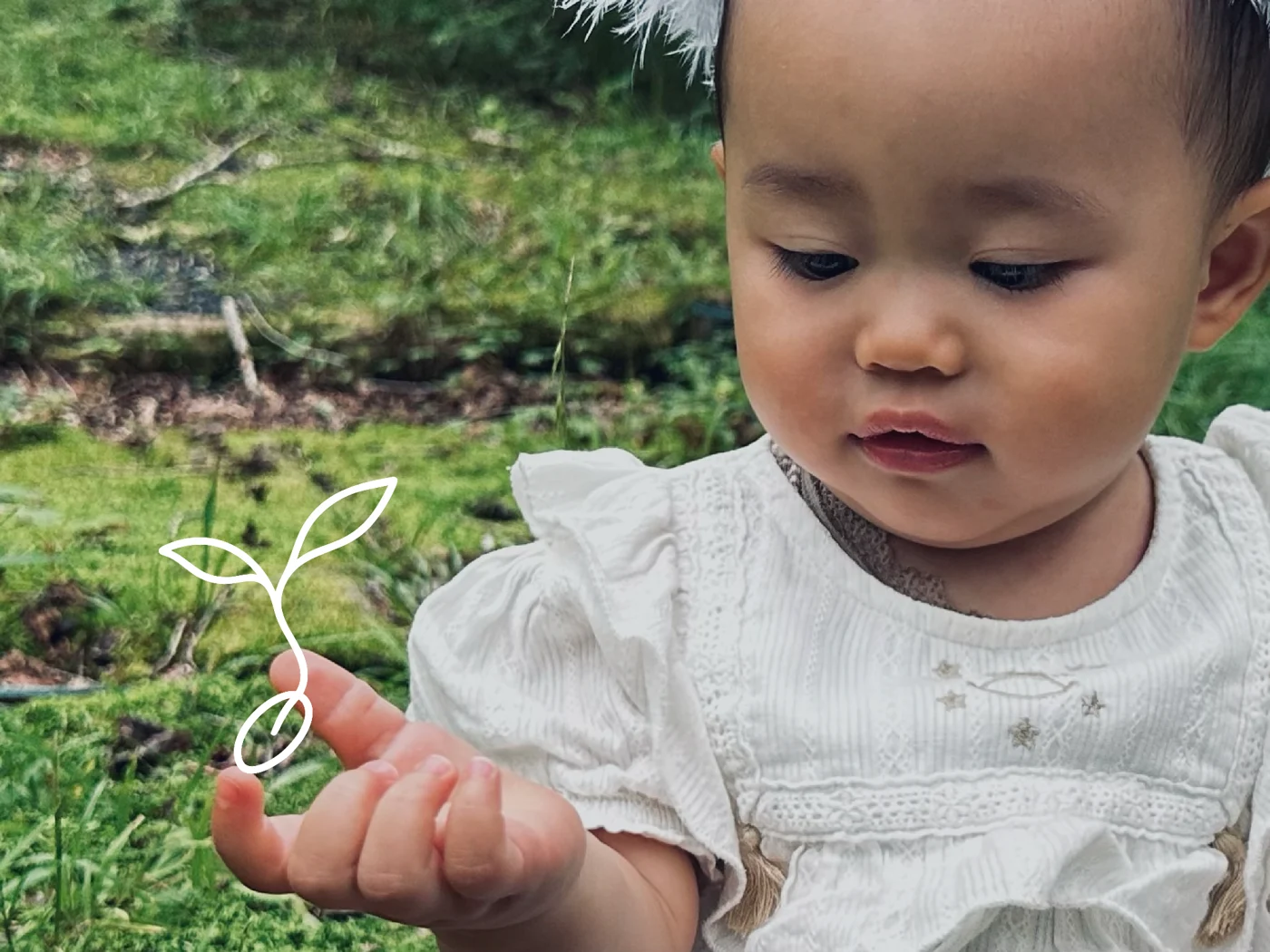 森の中で葉を手にしている子ども