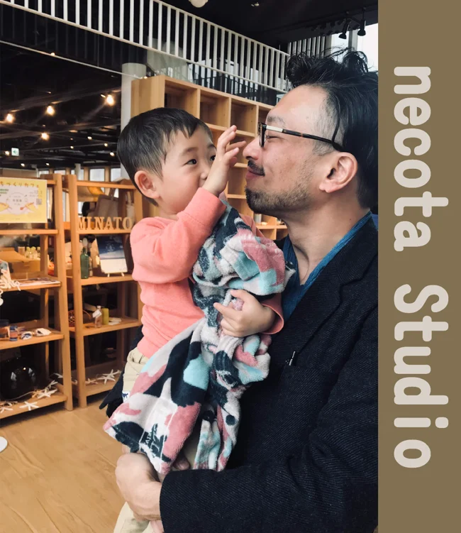 子どもと一緒にいる佐藤賢